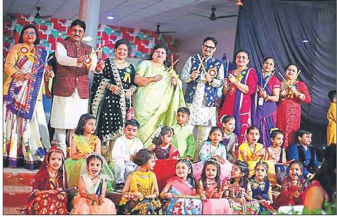 Vidya Bharati School、Surya Nagarは、Dandiya Nightとともに壮大なDiwali Fiestaを開催します