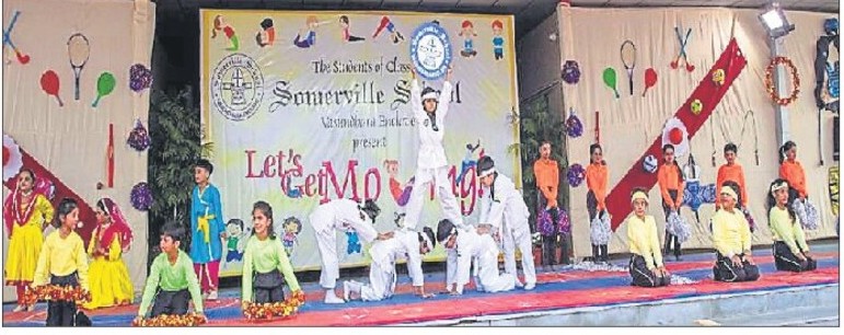 Vasundhara Enclave の Somerville School のクラス 2 の生徒は、毎年恒例の祝賀会で Let's Get Moving を組織します