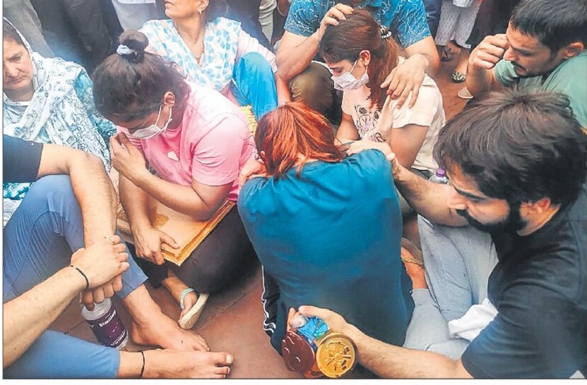 抗議活動はガンジス川の岸辺にも及ぶ