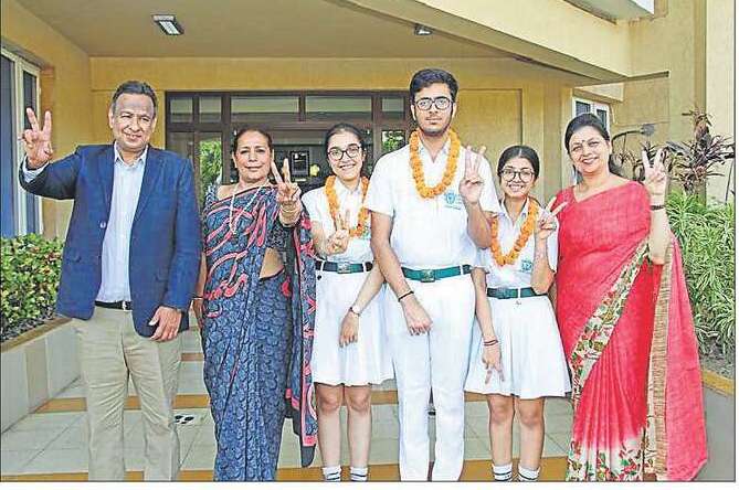 DPS、Gr.  ファリーダーバード、クラス 12 CBSE 試験で学生が輝かしい成績を収める