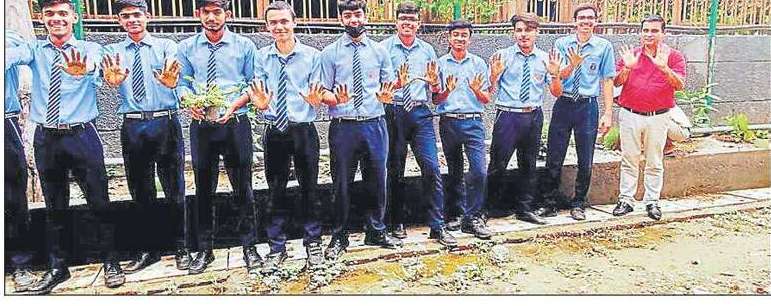 ノイダのモダンスクールがヴァン・マホツァフ・ウィークのお祝いの一環として植林活動を実施