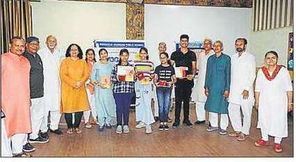 ヴァスンダラのマハラジャ・アガルサイン公立学校がヨガキャンプを開催