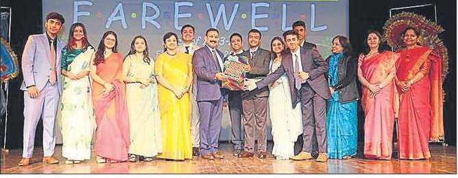 マユール・ビハールのアールコン公立学校が、卒業する12年生に別れを告げる