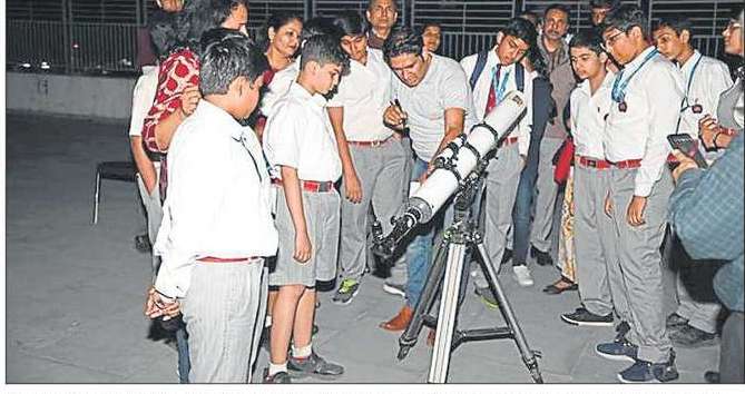 プサロードのラムジャス・スクールがイベント「夕空観察」を主催