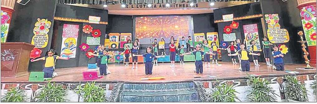 マユール・ビハールのASN高等学校が、就学前の生徒の保護者向けにオリエンテーション・プログラムを開催