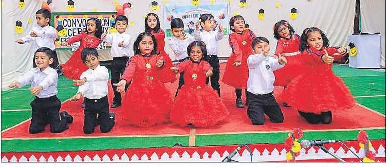 サケットのレッドローズ公立学校、熱意を持って招集式を執り行う サケットのレッドローズ公立学校、熱意を持って招集式を執り行う