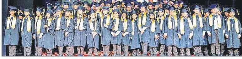 ヴァスンダーラ州ガーズィヤーバードの DPS が 5 年生の卒業式を主催 ヴァスンダーラ州ガーズィヤーバードの DPS が 5 年生の卒業式を主催