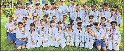 デリー・カントのデリー地区小学校 II の生徒がテコンドー選手権で準優勝トロフィーを獲得