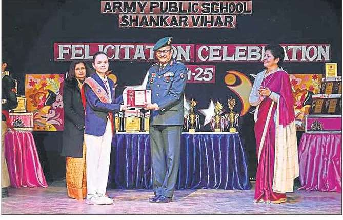 陸軍公立学校、シャンカール・ヴィハール校が、生徒たちの功績を讃えるために熱意をもって祝賀式典を開催