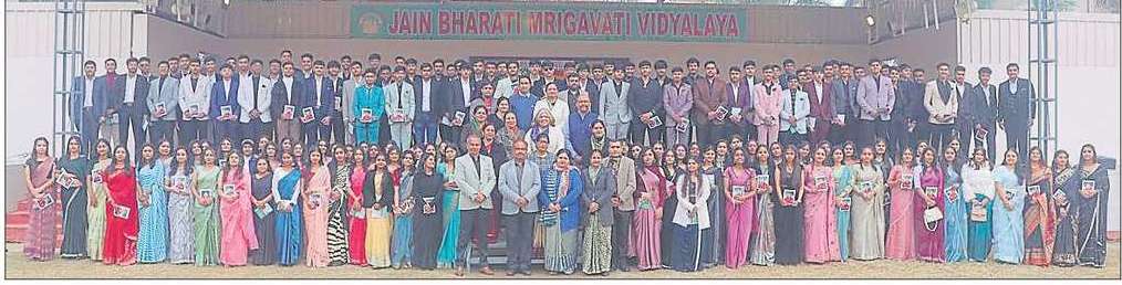 GTK ロードの Jain Bharati Mrigavati Vidyalaya が、卒業する 12 年生の送別式を主催します。