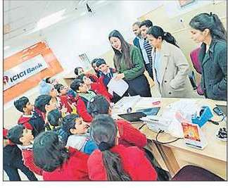 グルグラムのセクター48にあるGDゴエンカ公立学校の生徒たちが3つの銀行を訪問