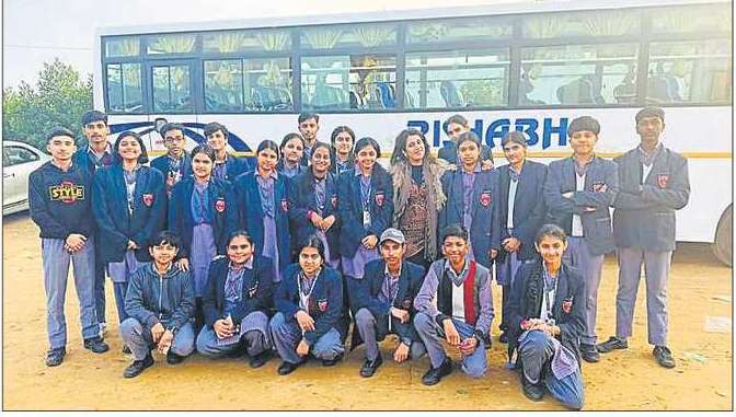 GLTサラスワティ・バル・マンディル高等学校（ネール・ナガル）が生徒のためのピクニックを開催