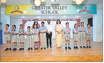 ノイダのグレーターバレースクールが中学校表彰式を熱心に開催