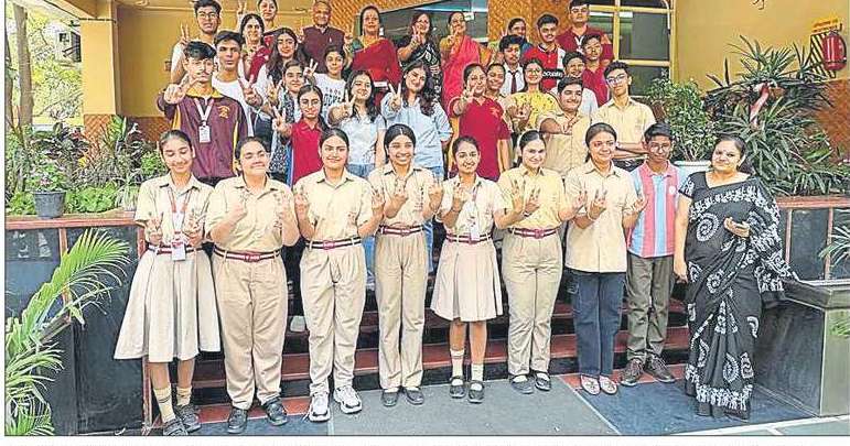 ファリダバードのジヴァ公立学校の生徒がICSEの試験で100%の合格率を達成