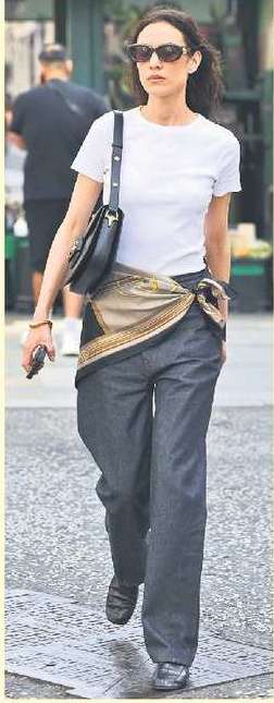 スカーフを巻こう：この夏のアクセサリーをスタイリングする4つの方法