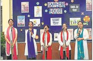 グズブ州ヴァスンダラのマハラジャ・アガルサイン公立学校が労働者の日を感謝の日として祝う