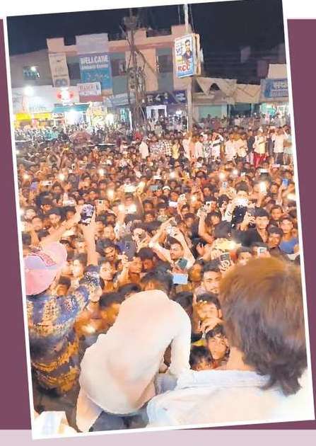 SRK lookalike causes stampede-like scene, internet says ‘This is embarrassing’