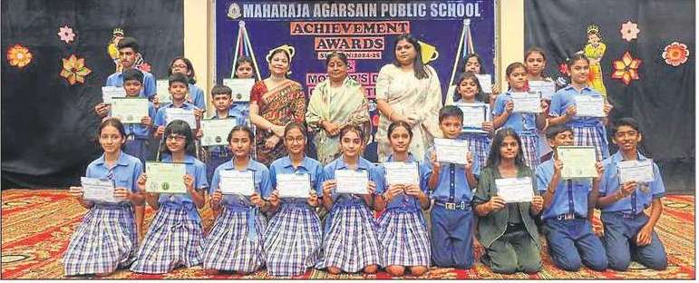 グジャラート州ヴァスンダラのマハラジャ・アグラサイン公立学校が、熱狂的に功労者表彰式を祝う グジャラート州ヴァスンダラのマハラジャ・アグラサイン公立学校が、熱狂的に功労者表彰式を祝う